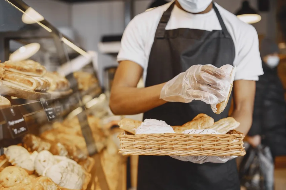 Khay bánh mới ra lò tại Trần Bá Thông